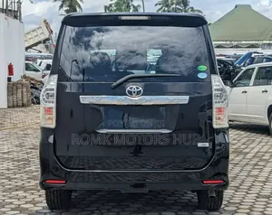 Toyota Noah 2.0 143hp AWD (7 Seater) 2013 Black