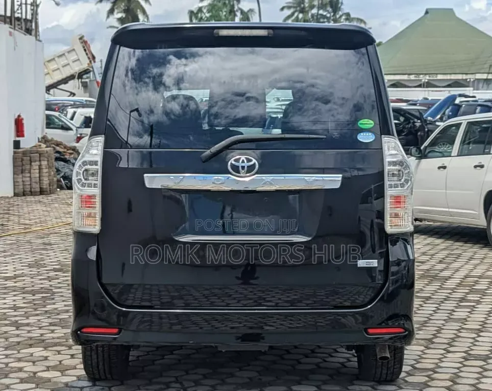 Toyota Noah 2.0 143hp AWD (7 Seater) 2013 Black