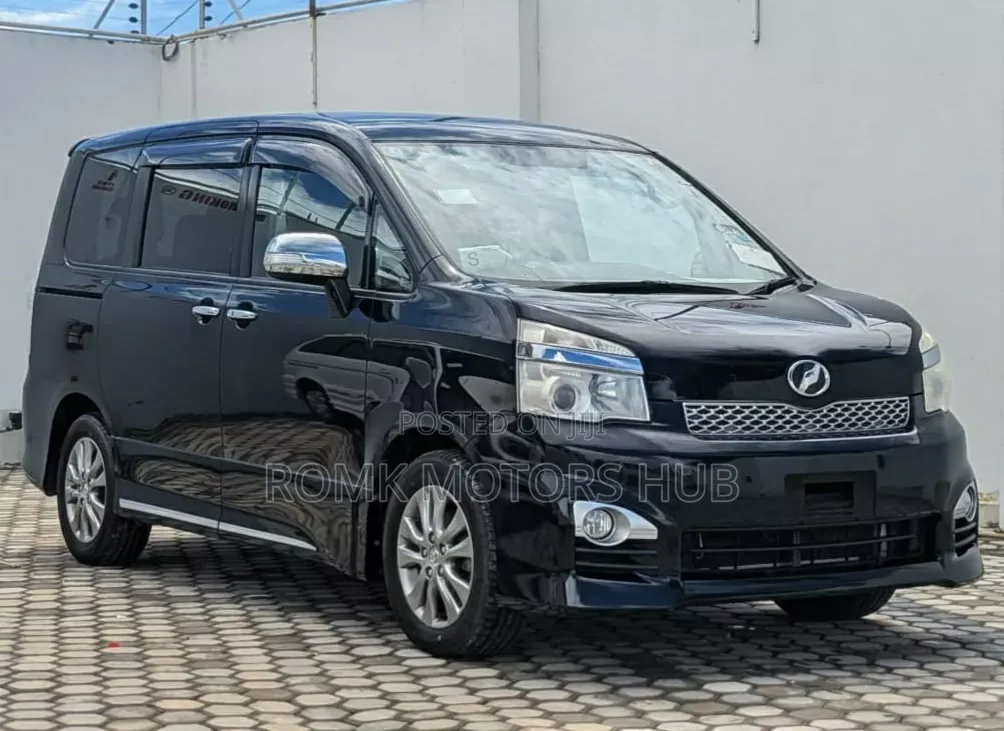 Toyota Noah 2.0 143hp AWD (7 Seater) 2013 Black