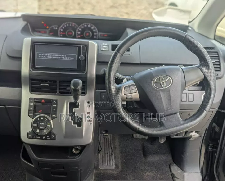 Toyota Noah 2.0 143hp AWD (7 Seater) 2013 Black