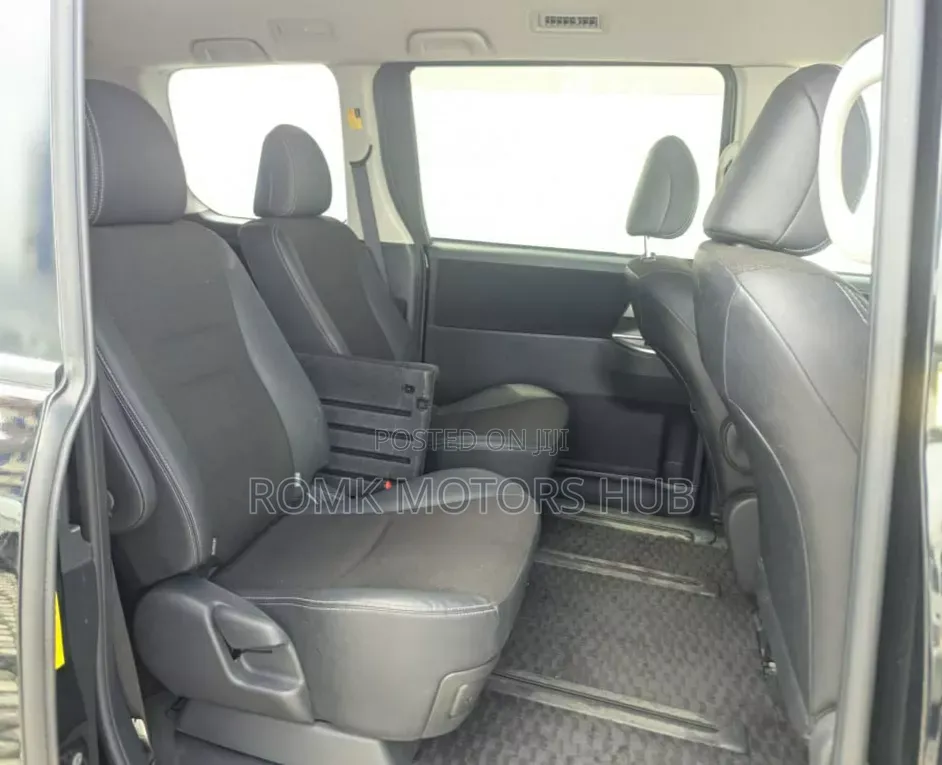 Toyota Noah 2.0 143hp AWD (7 Seater) 2013 Black