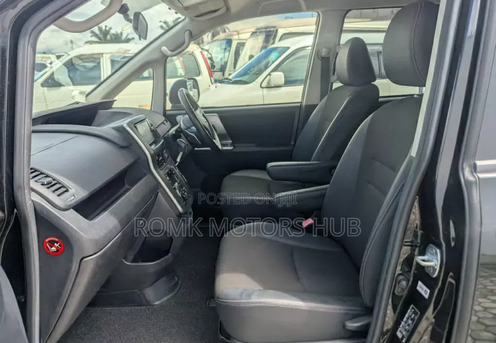 Toyota Noah 2.0 143hp AWD (7 Seater) 2013 Black