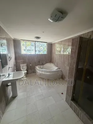 5bdrm House in Ada Estate for rent