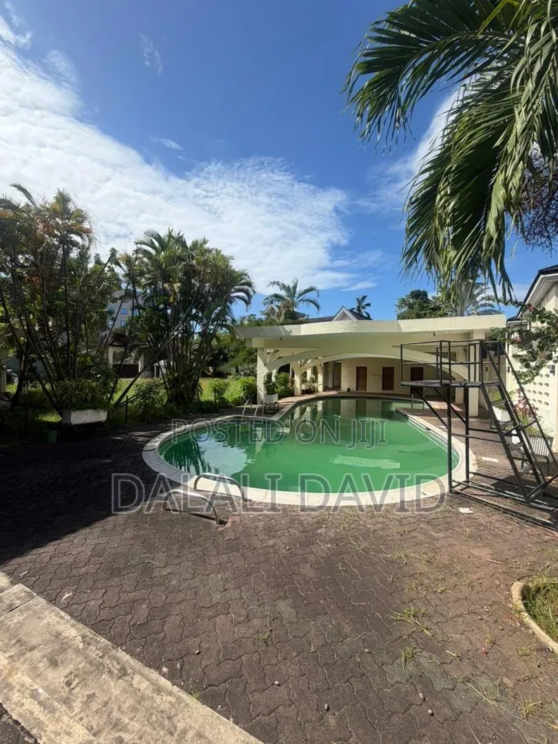 5bdrm House in Ada Estate for rent