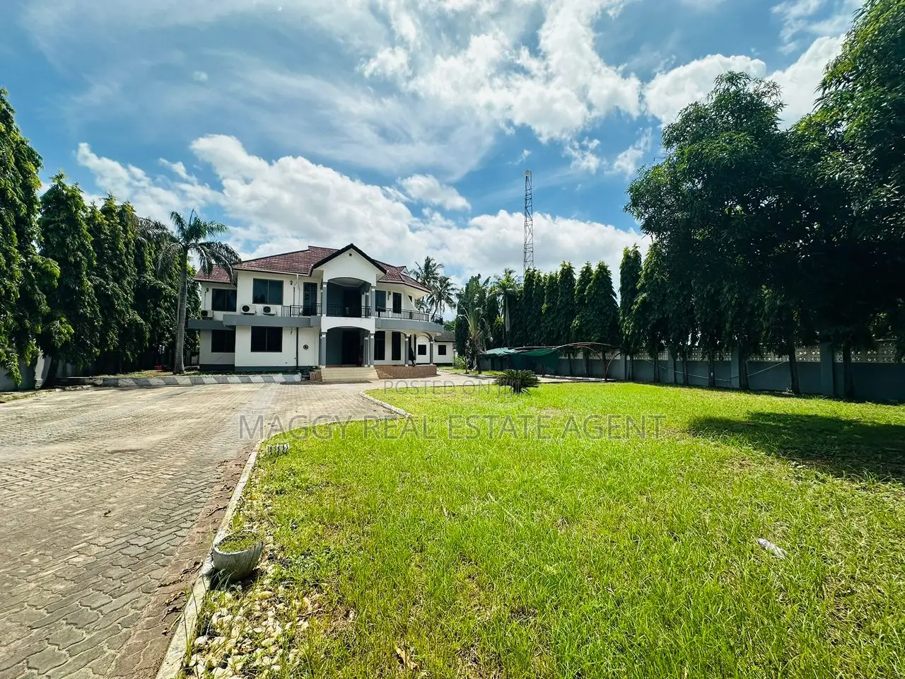 8bdrm House in Mbezi Beach for rent