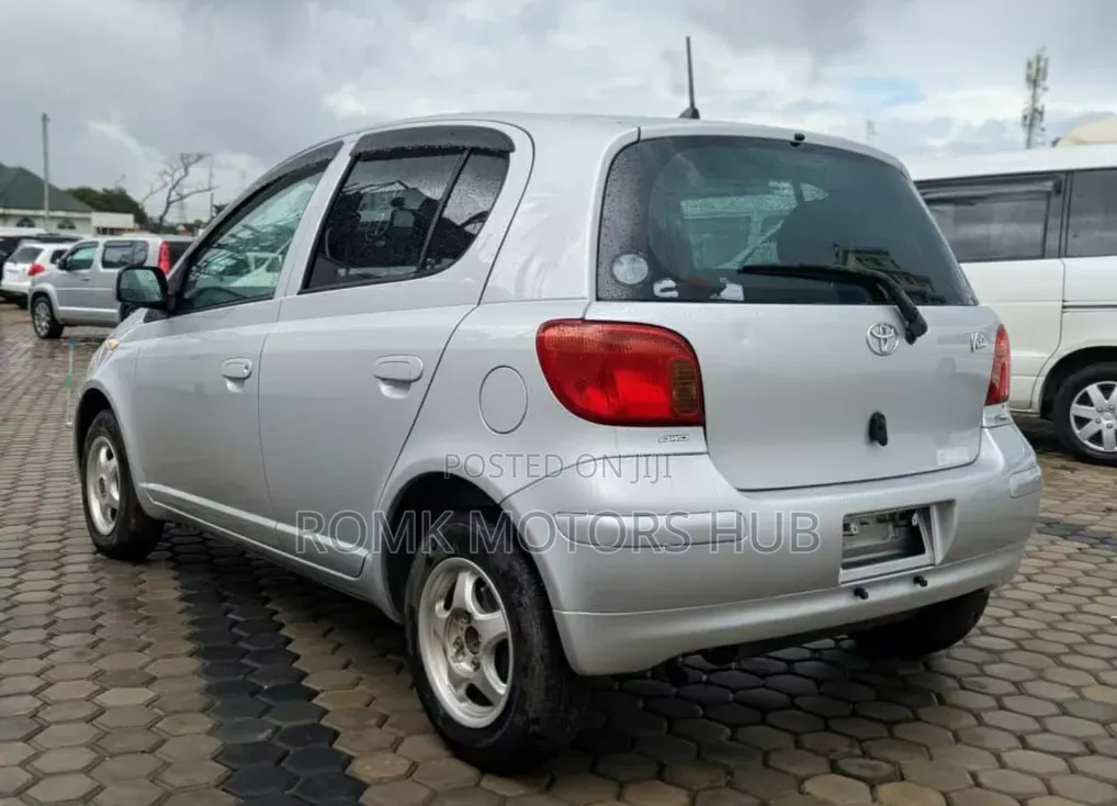 Toyota Vitz 2008 Silver