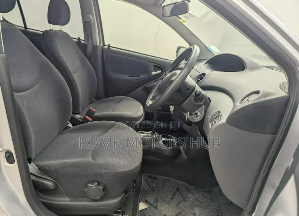 Toyota Vitz 2008 Silver