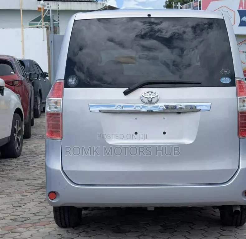 Toyota Noah 2009 Silver