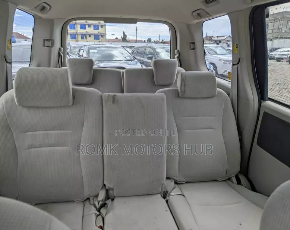Toyota Noah 2009 Silver