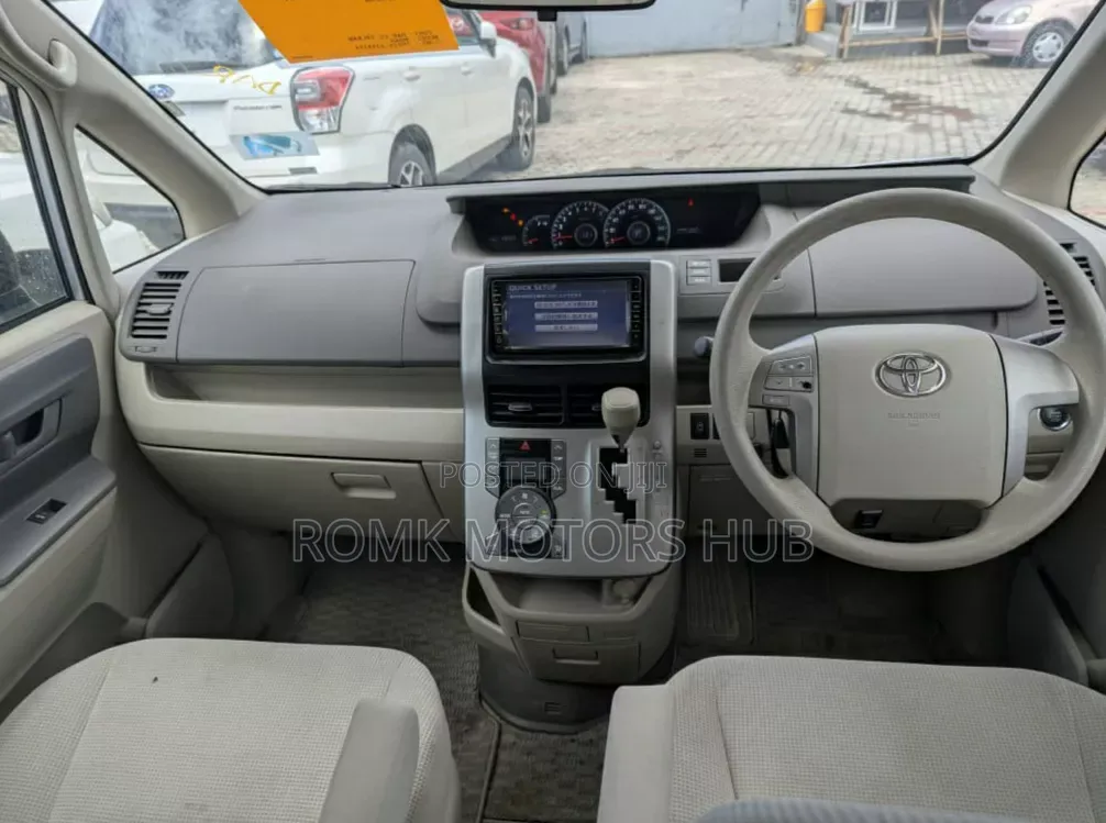 Toyota Noah 2009 Silver