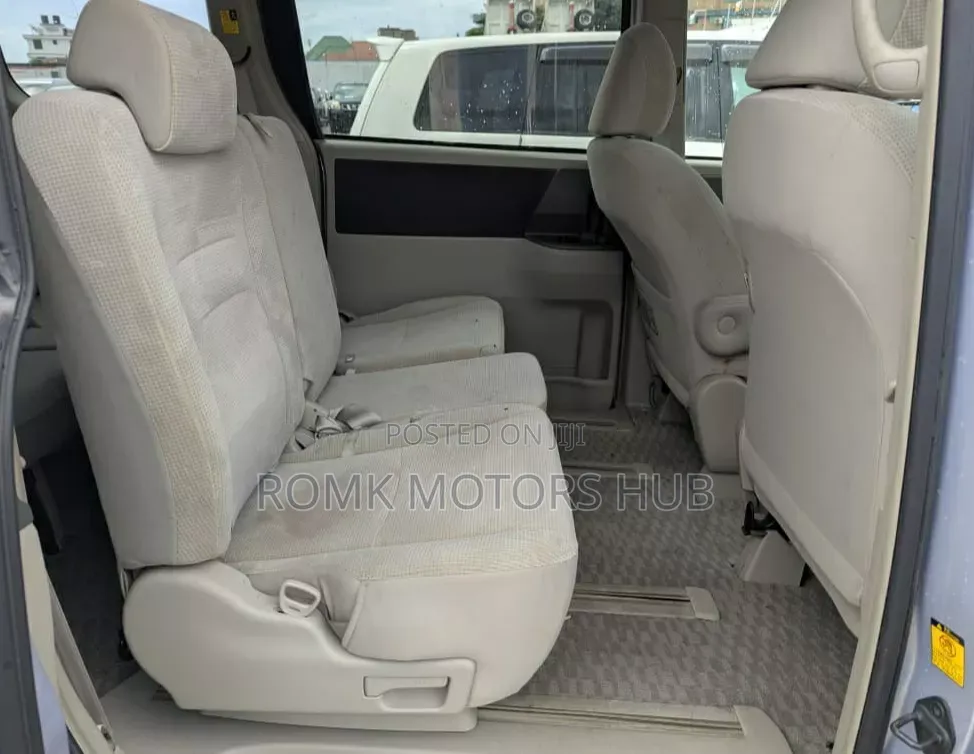 Toyota Noah 2009 Silver
