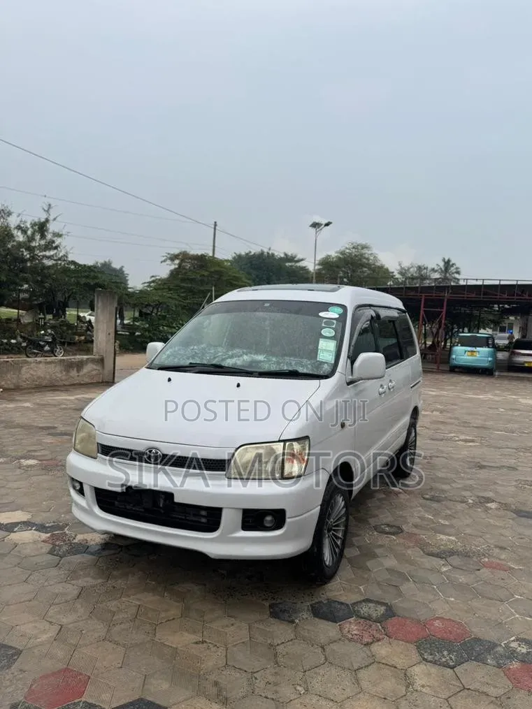 Toyota LiteAce Noah 1999 White