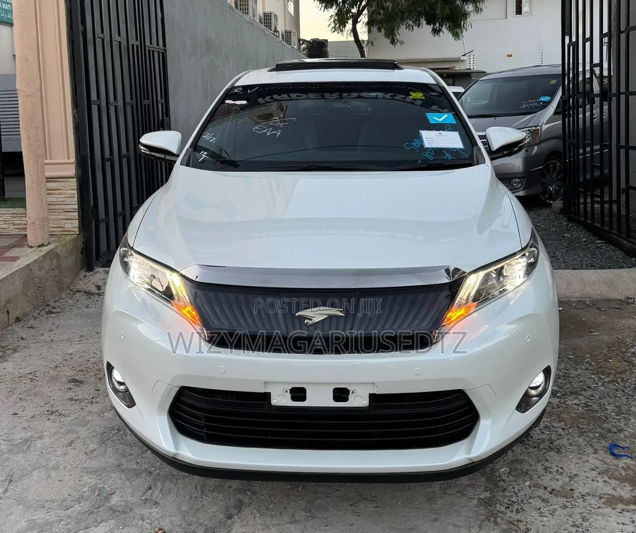 Toyota Harrier 2.0 2016 Gold