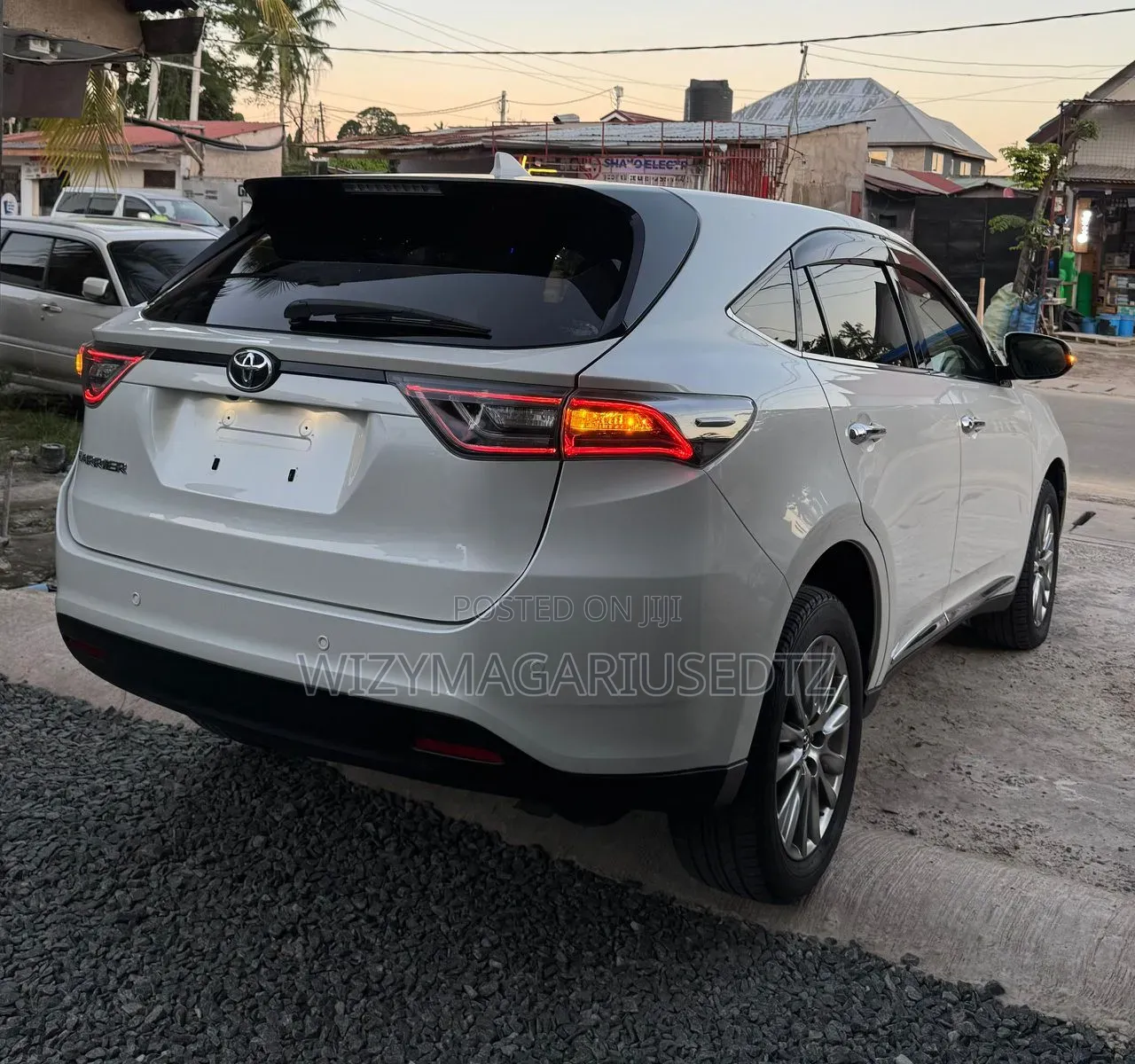 Toyota Harrier 2.0 2016 Gold