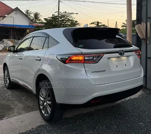 Toyota Harrier 2.0 2016 Gold