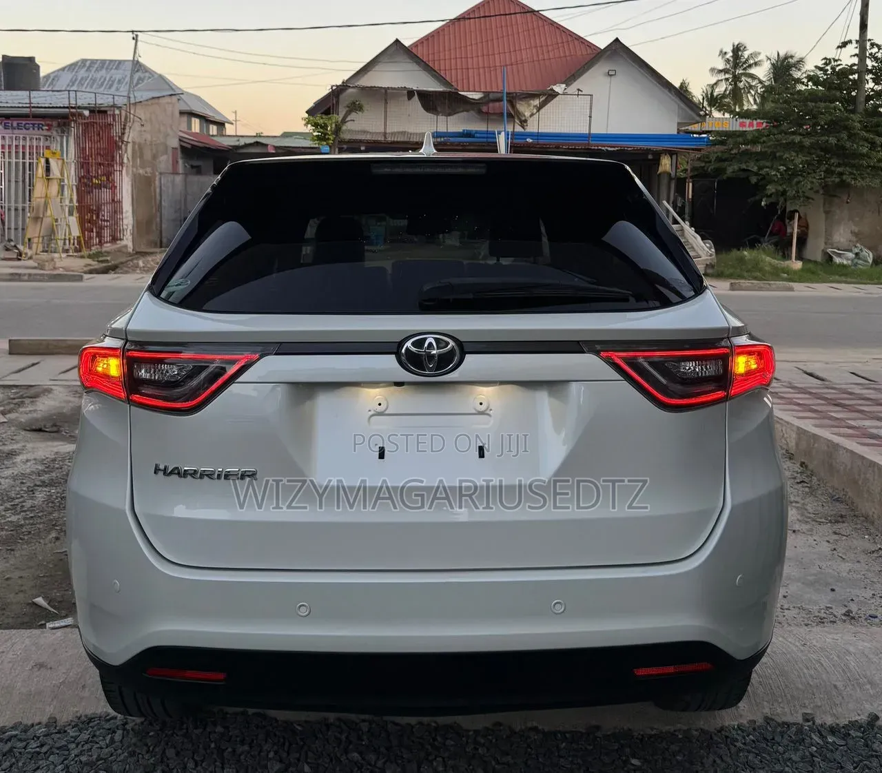 Toyota Harrier 2.0 2016 Gold