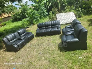 Recliner Nyeusi // 3:2:1:1 // in Fiber // in Spring //