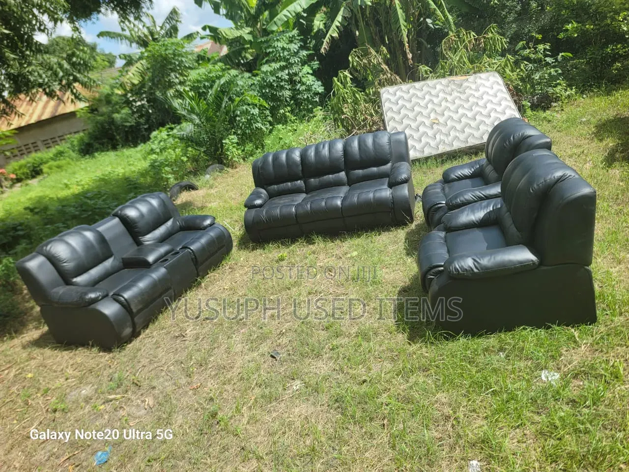 Recliner Nyeusi // 3:2:1:1 // in Fiber // in Spring //