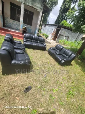 Recliner Nyeusi // 3:2:1:1 // in Fiber // in Spring //