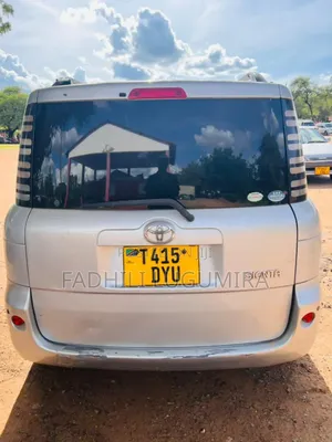 Toyota Sienta 2004 Silver