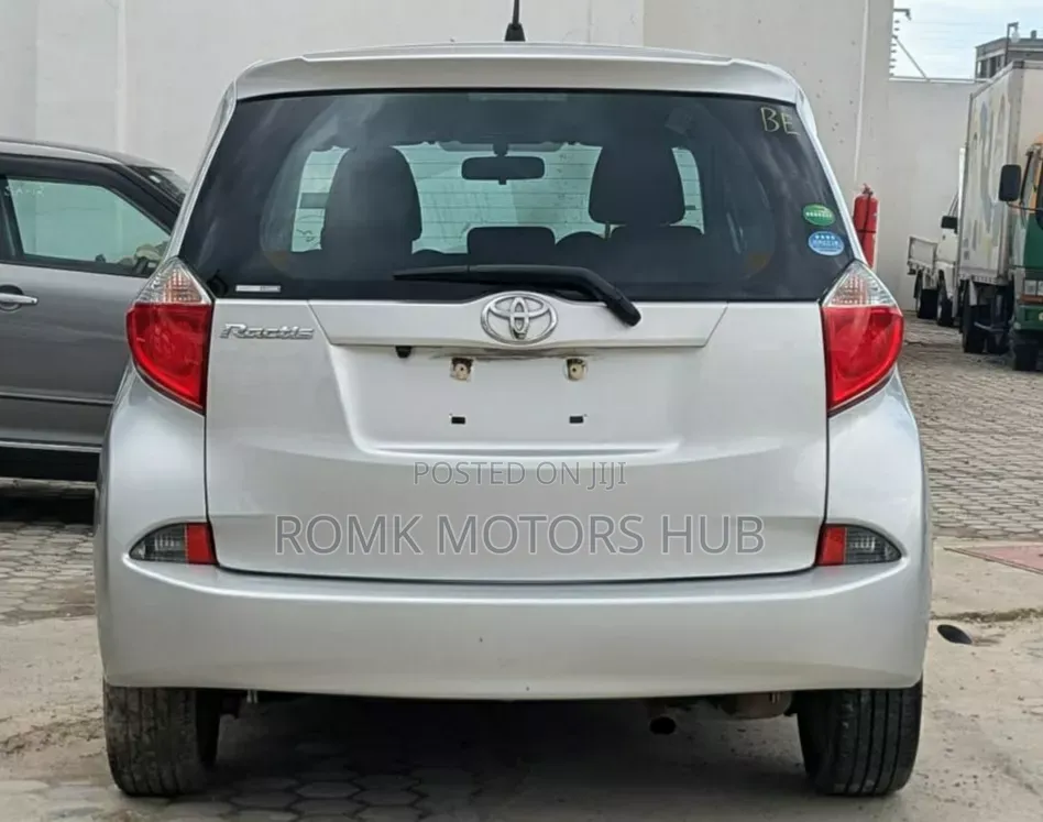Toyota Ractis 2012 Silver