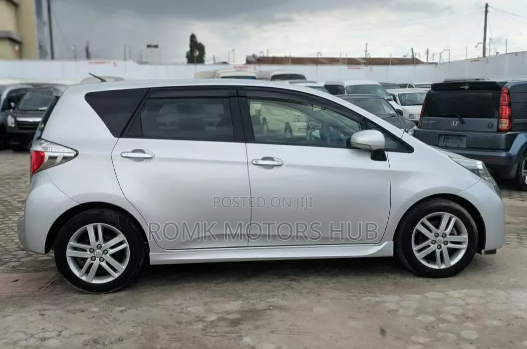 Toyota Ractis 2012 Silver