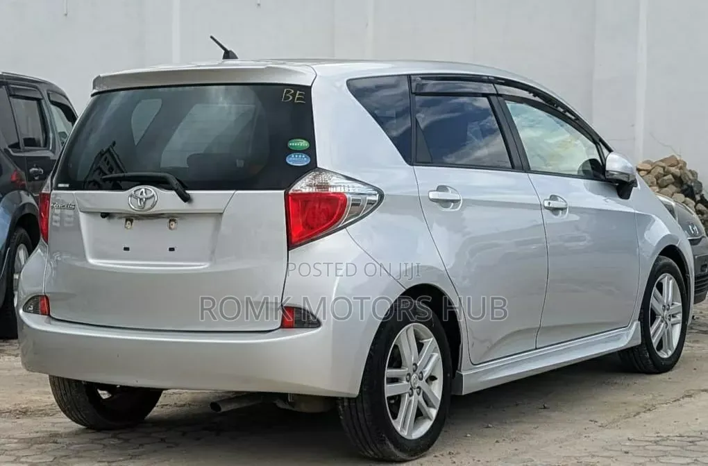 Toyota Ractis 2012 Silver