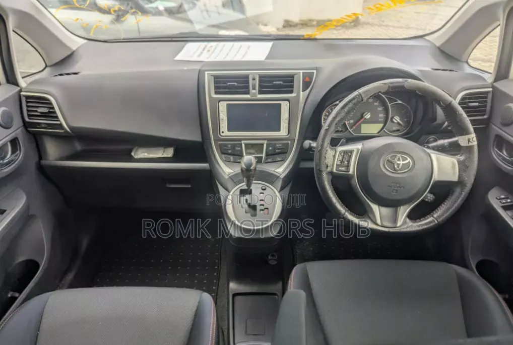 Toyota Ractis 2012 Silver