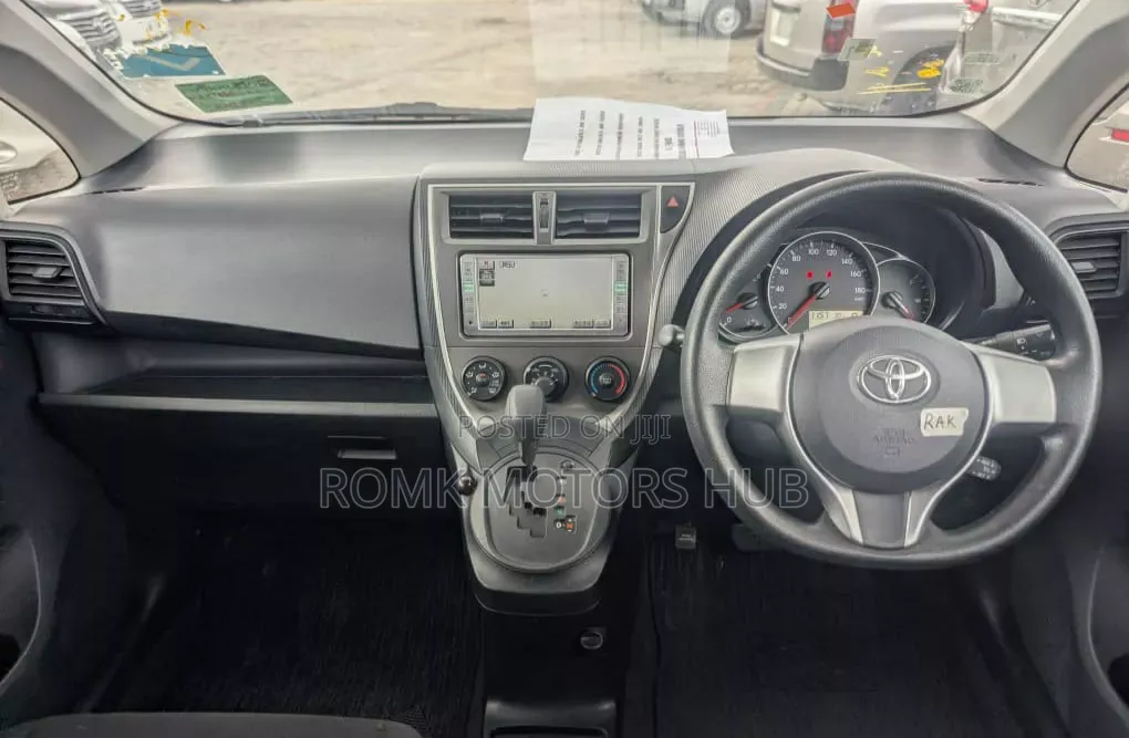 Toyota Ractis 2012 Silver