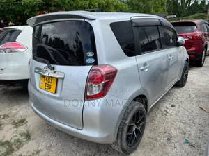 Toyota Ractis 2010 Silver