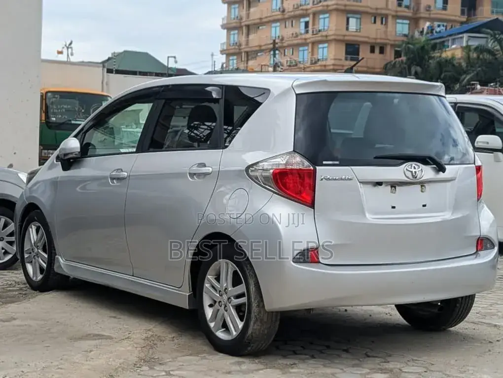 Toyota Ractis 1.5 AWD 2012 Silver