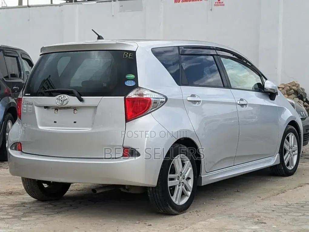 Toyota Ractis 1.5 AWD 2012 Silver