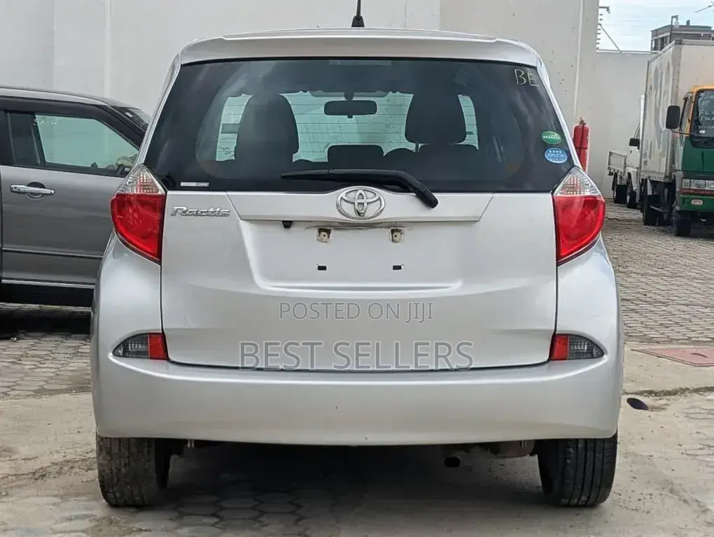 Toyota Ractis 1.5 AWD 2012 Silver