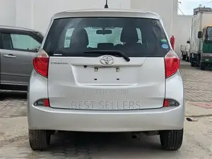 Toyota Ractis 1.5 AWD 2012 Silver