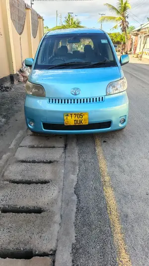 Toyota Porte 2005 Blue