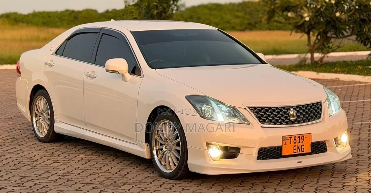 Toyota Crown 2011 White