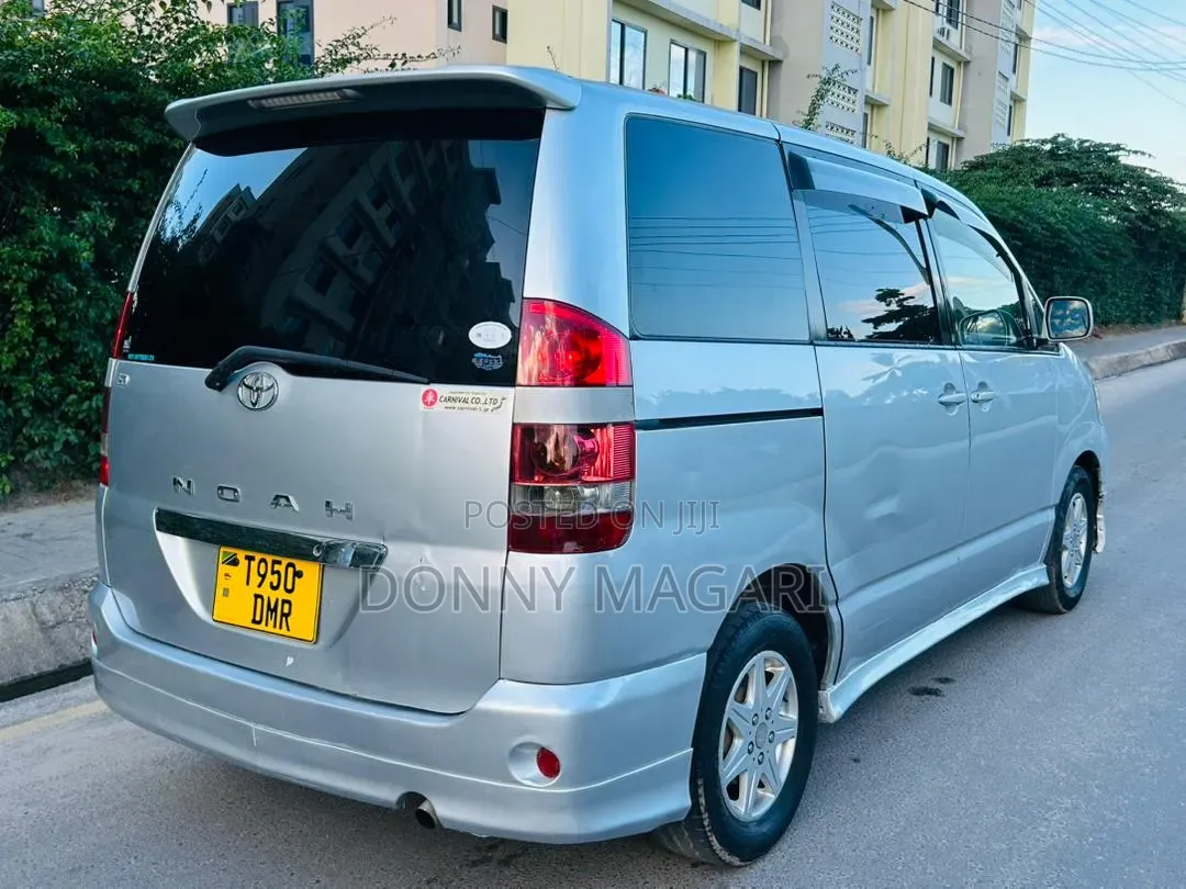 Toyota Noah 2005 Silver