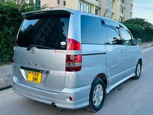 Toyota Noah 2005 Silver