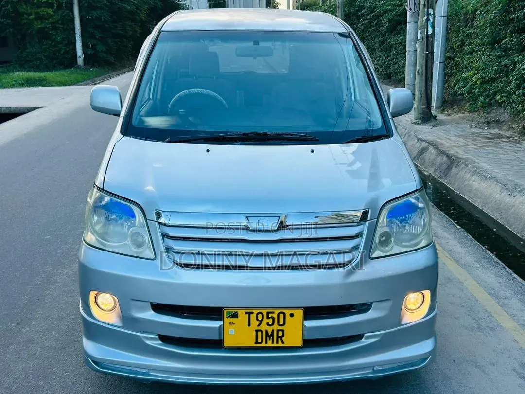 Toyota Noah 2005 Silver