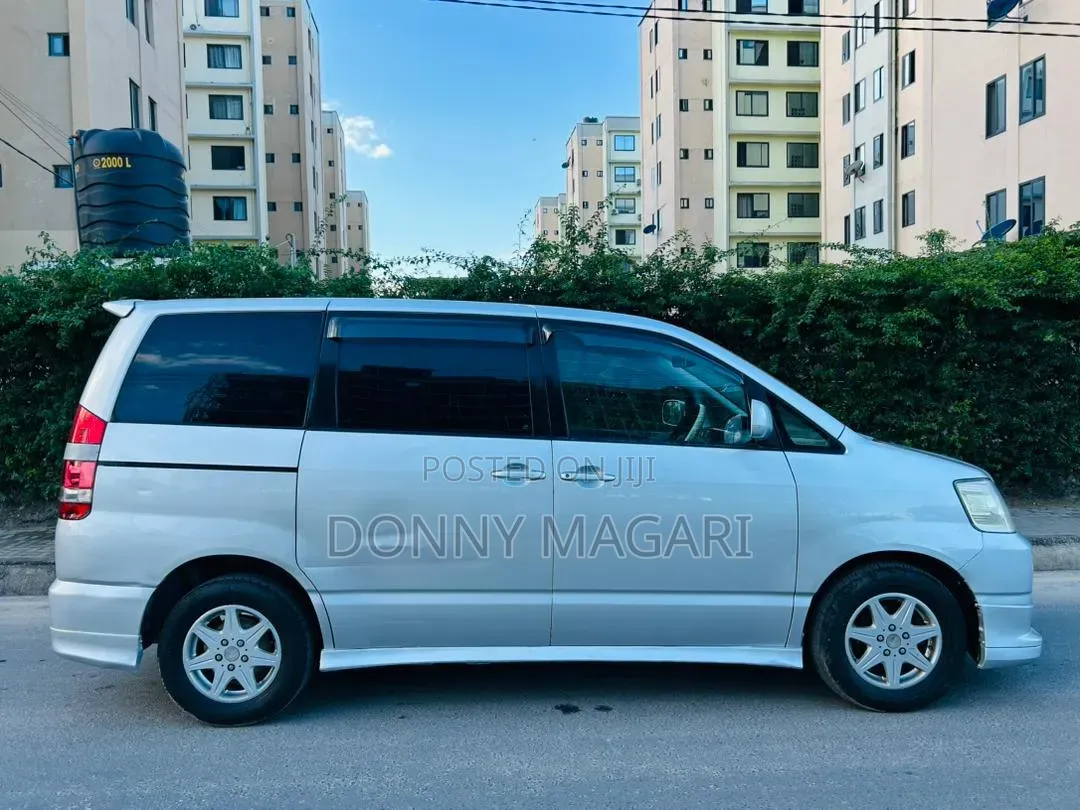 Toyota Noah 2005 Silver