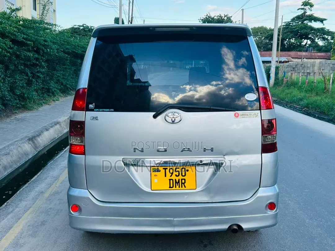 Toyota Noah 2005 Silver