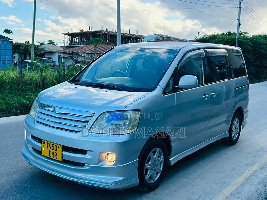 Toyota Noah 2005 Silver