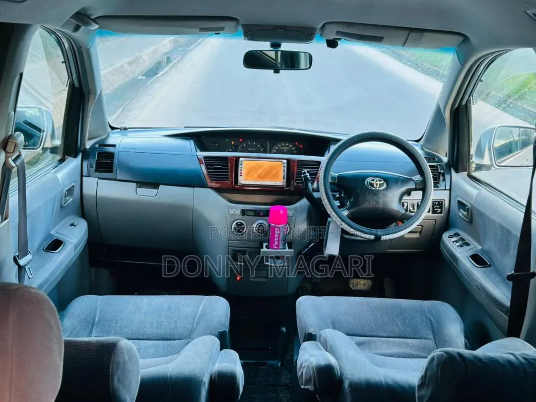 Toyota Noah 2005 Silver
