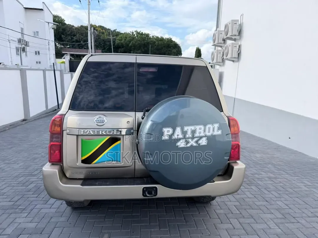 Nissan Patrol 2011 Gold