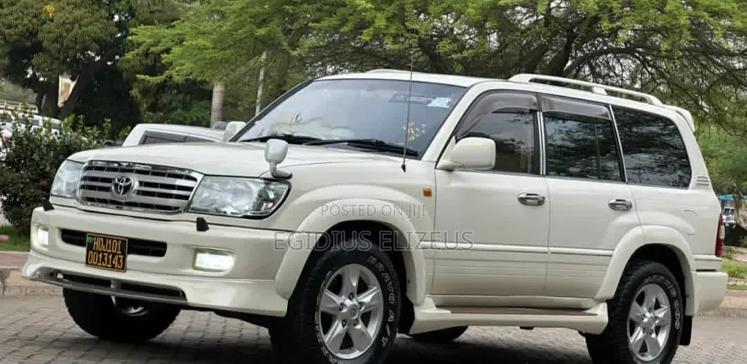 Toyota Land Cruiser 1999 White