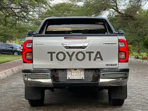 Toyota Hilux 2024 Off white