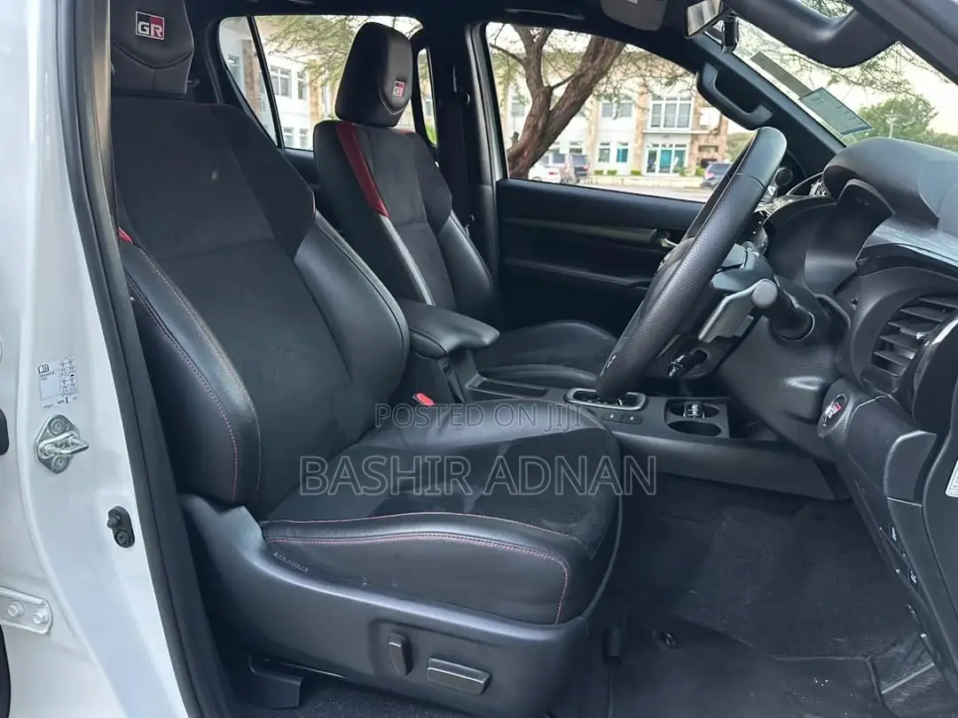 Toyota Hilux 2023 White