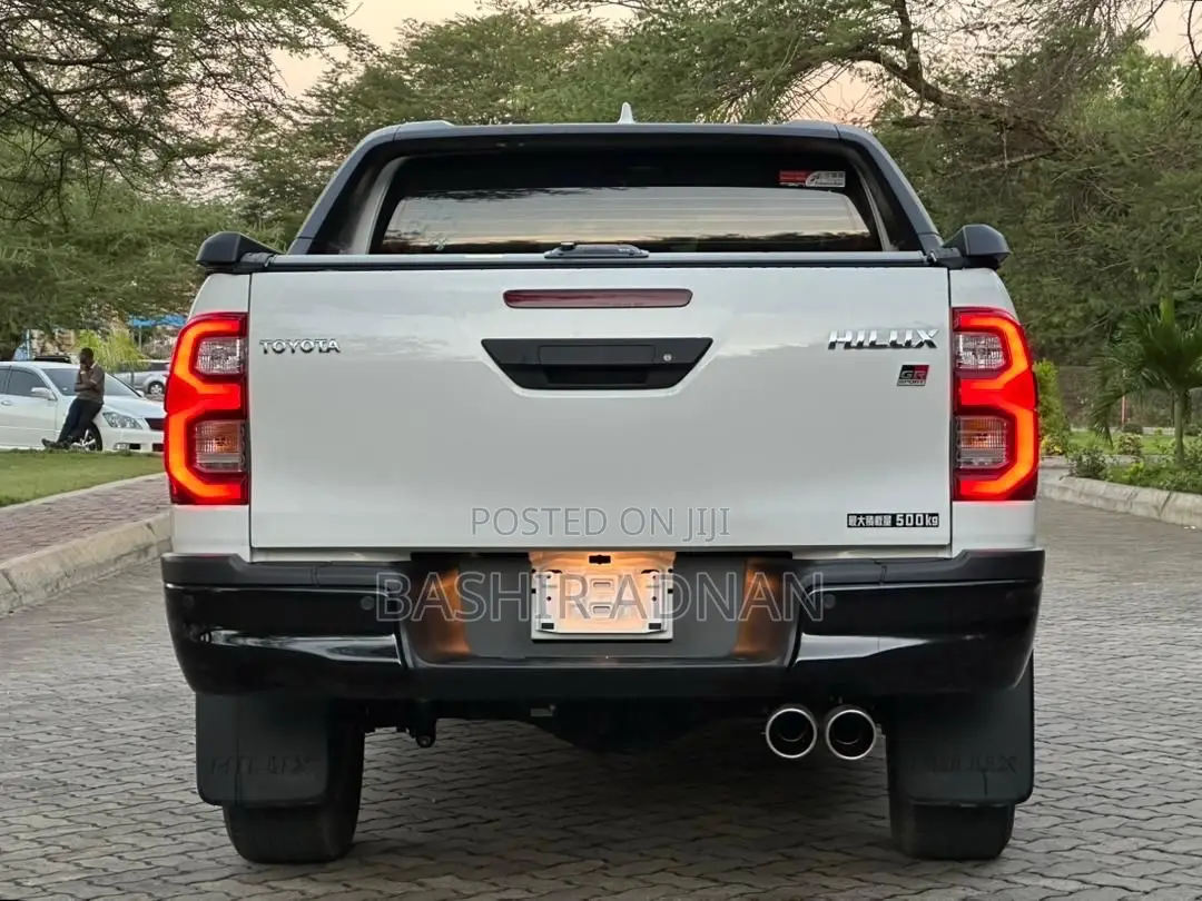 Toyota Hilux 2023 White