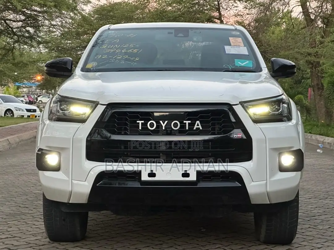 Toyota Hilux 2023 White