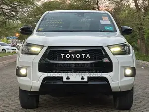 Toyota Hilux 2023 White
